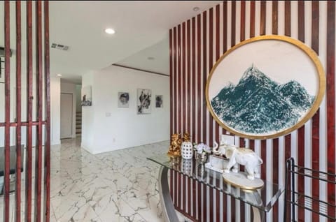 Contemporary Private Room 7 House in Compton