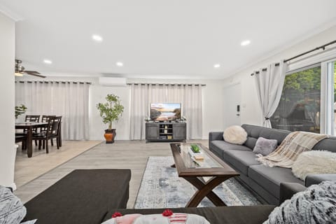 TV and multimedia, Living room, Seating area