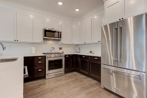 Kitchen or kitchenette, dishwasher, oven, pet friendly, stove
