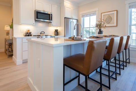 Kitchen or kitchenette, Seating area, stove