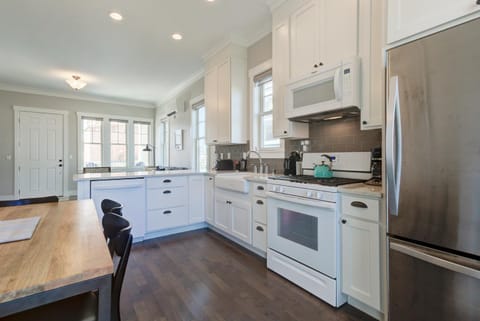 Kitchen or kitchenette, Dining area, dishwasher, oven, stove