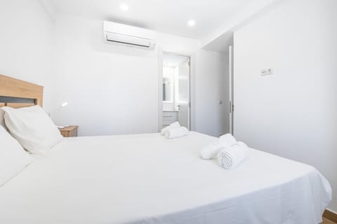 Bed, Bedroom, towels, air conditioner