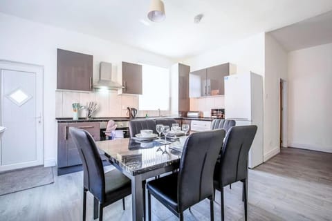 Big new house - 5BDR near City House in Manchester