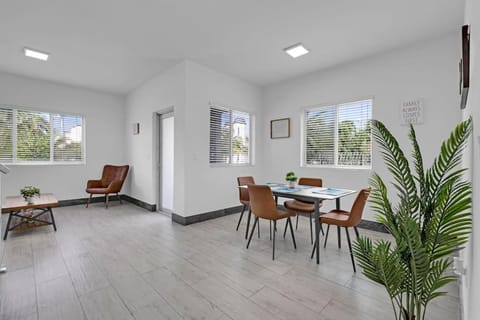 Seating area, Dining area