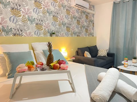 Bed, Living room, Food and drinks, Photo of the whole room, Seating area, Dining area, Bedroom, Food, air conditioner