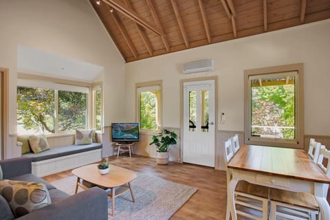 TV and multimedia, Living room, Seating area, Dining area, heating, air conditioner