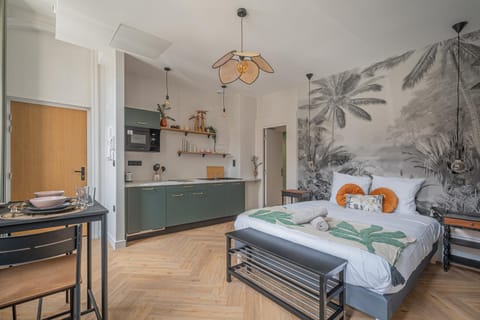 Bed, Photo of the whole room, Dining area, Bedroom, towels