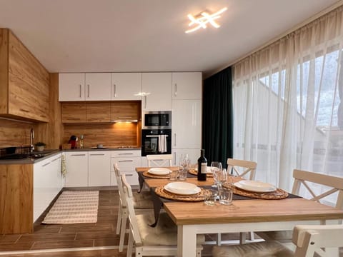 Kitchen or kitchenette, Dining area, stove