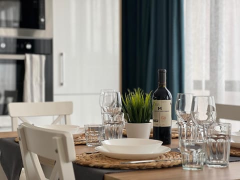 Kitchen or kitchenette, Food and drinks, Dining area, Food