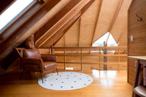 Esk Treehouse Cabin Unique Home with River Views Cabin in Tasmania