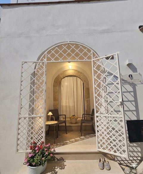 Facade/entrance, Day, Balcony/Terrace