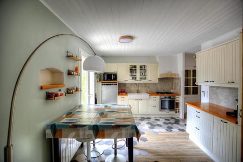 Kitchen or kitchenette, Dining area, dishwasher, oven, pet friendly, stove