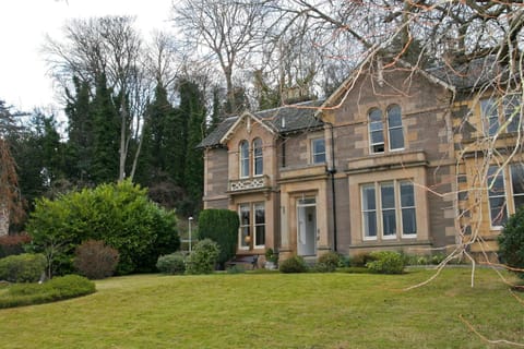 Patio, Nearby landmark, Staff, Restaurant/places to eat, Restaurant/places to eat, Communal lounge/ TV room, Facade/entrance, Food close-up, Natural landscape, Activities, Activities, Garden, Lounge or bar, Decorative detail, Pets, Pets, City view, Garden view, River view, Supermarket/grocery shop, Shopping Area, Alcoholic drinks, Non alcoholic drinks, Family