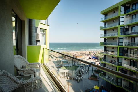Restaurant/places to eat, Day, View (from property/room), Balcony/Terrace, Seating area, Beach, Sea view