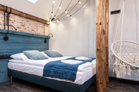 Bed, Photo of the whole room, towels