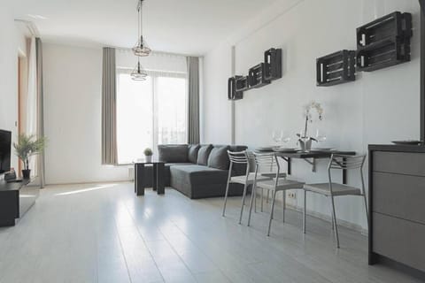 TV and multimedia, Kitchen or kitchenette, Living room, Seating area, Dining area