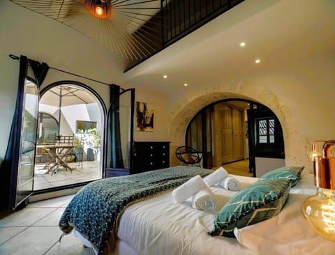 Bedroom, towels, air conditioner