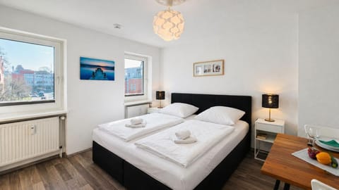 Bed, Dining area, Bedroom