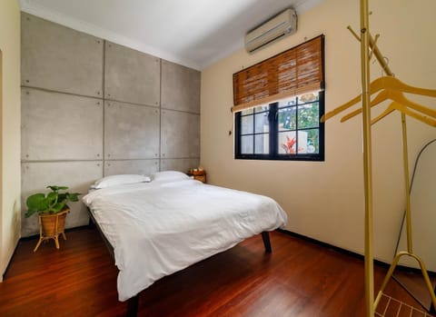 Bed, Photo of the whole room, Bedroom, air conditioner