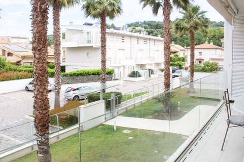 Neighbourhood, Balcony/Terrace, Garden view
