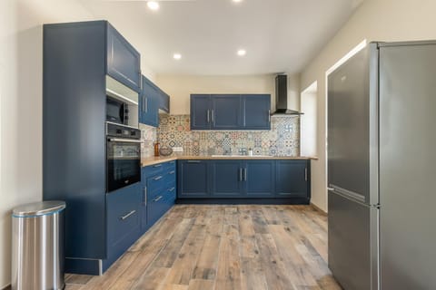 Kitchen or kitchenette, dishwasher, oven, pet friendly, stove