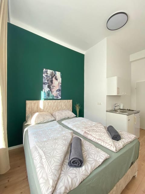 Bed, Bedroom, towels
