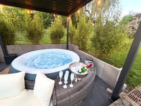 Patio, Day, Natural landscape, Garden, Hot Tub, View (from property/room), Balcony/Terrace, Garden view, Pool view