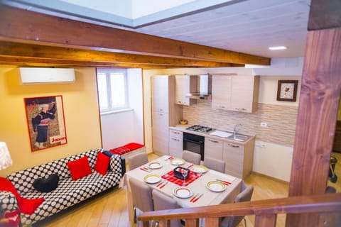 Kitchen or kitchenette, Living room, Seating area, Dining area, oven, stove