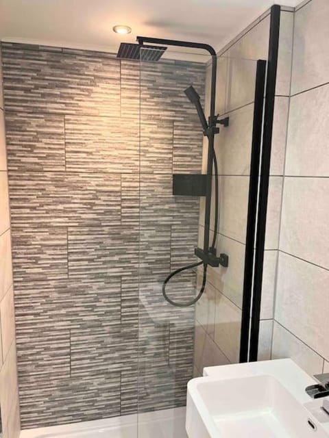 Potters Loft, Bowness Centre, Parking, Lake Access Apartment in Bowness-on-Windermere