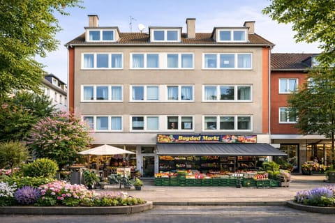 Property building, Day, Neighbourhood, City view, Street view