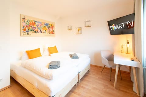 Bed, Bedroom, towels