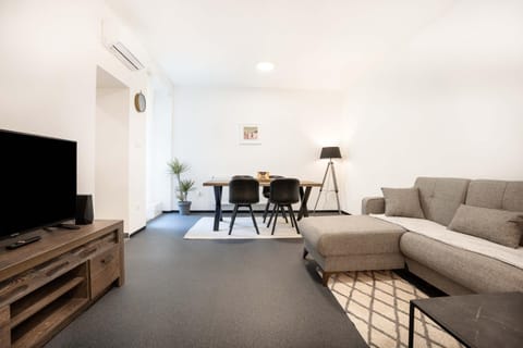 Communal lounge/ TV room, TV and multimedia, Living room, Seating area, Evening entertainment