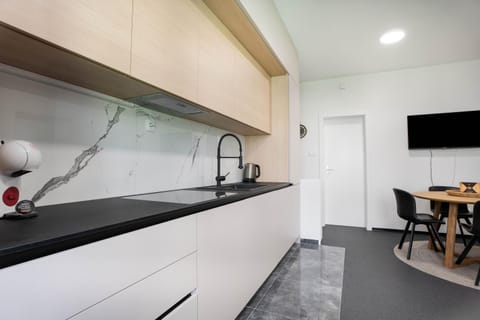 TV and multimedia, Kitchen or kitchenette, Dining area, stove
