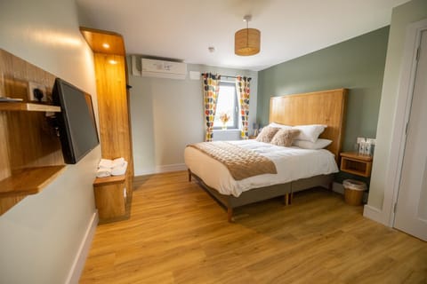 Photo of the whole room, air conditioner