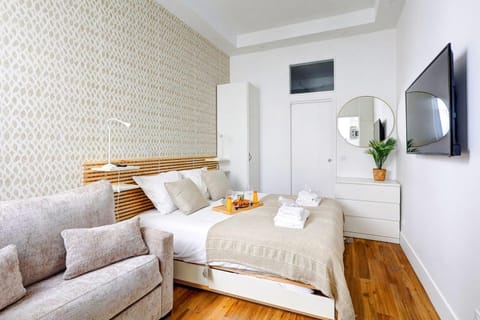 Bed, Living room, Bedroom
