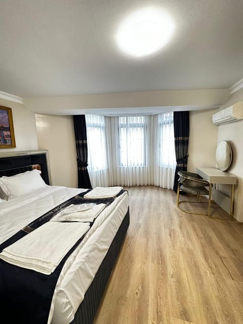 Bed, Photo of the whole room, Seating area