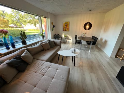 Nyrenoveret lejlighed med balkon og parkering Apartment in Region of Southern Denmark