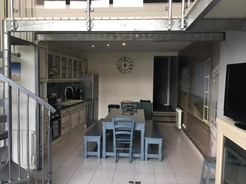 TV and multimedia, Dining area, dishwasher, oven, stove