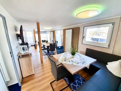 TV and multimedia, Seating area, Dining area