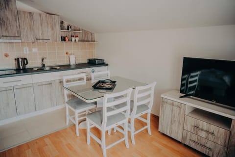 TV and multimedia, Kitchen or kitchenette, Dining area, stove
