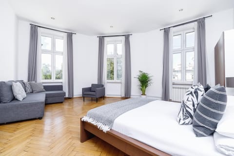 Bed, Photo of the whole room, Seating area, Bedroom