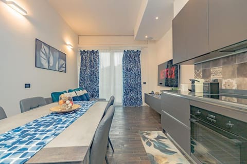 Bed, TV and multimedia, Kitchen or kitchenette, Living room, Photo of the whole room, Seating area, Dining area, oven, stove