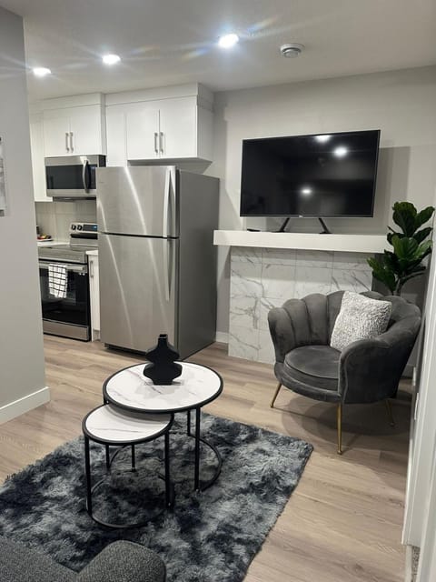 TV and multimedia, Kitchen or kitchenette, Living room, Seating area, dishwasher, oven, stove