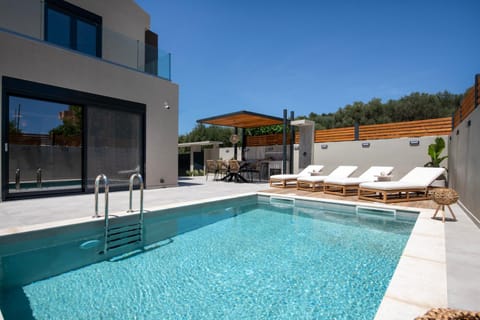 Property building, Patio, Day, Pool view, Swimming pool, sunbed