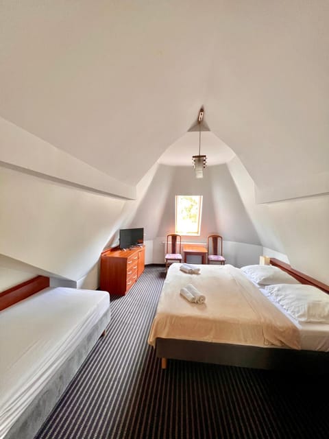 Bed, TV and multimedia, Photo of the whole room