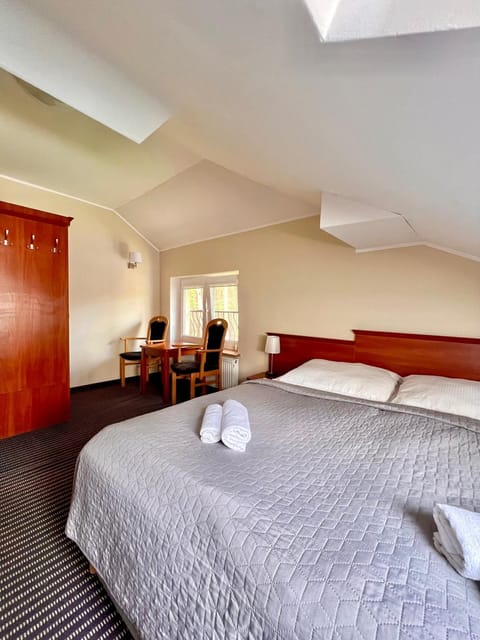 Bed, Photo of the whole room, towels, wardrobe