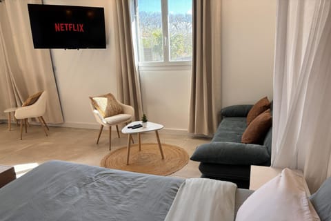 Bed, TV and multimedia, Living room, Photo of the whole room