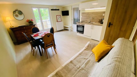 Communal lounge/ TV room, Bed, TV and multimedia, Kitchen or kitchenette, Living room, Dining area, oven, pet friendly, stove