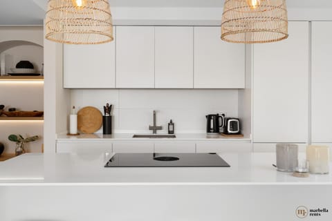 Coffee/tea facilities, Kitchen or kitchenette, stove