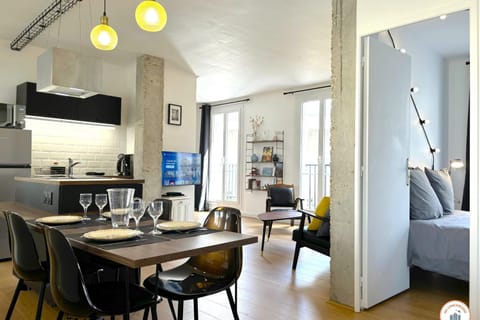 TV and multimedia, Kitchen or kitchenette, Living room, Seating area, Dining area